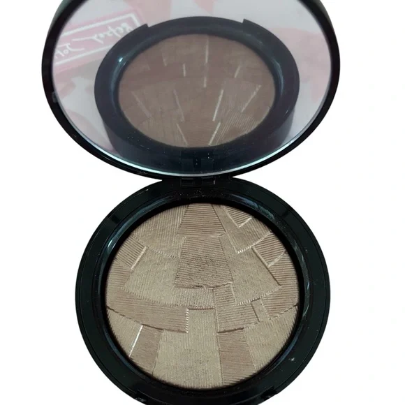 Radiant Glow Highlighter - Picture 1 of 5